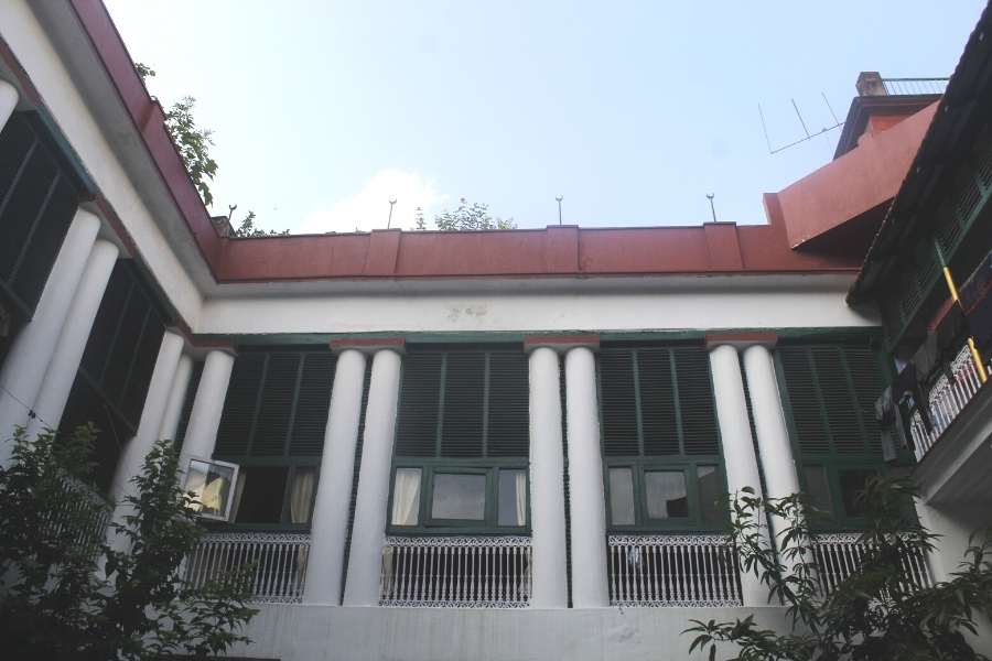 চেনা অসুর বধের চিত্র এখানে চোখে পড়বে না। লাহা বাড়ির দেবী দুর্গা বসে থাকেন শিব ঠাকুরের কোলে। 