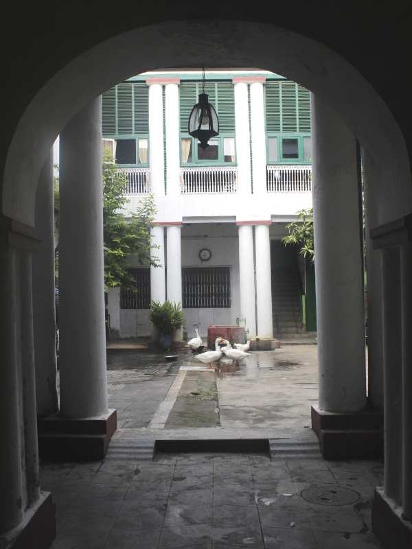 লাহা পরিবারে সারা বছর একটি অষ্টধাতুর ‘জয় জয় মা’ অর্থাৎ সোনার দেবতার বন্দনা করে।