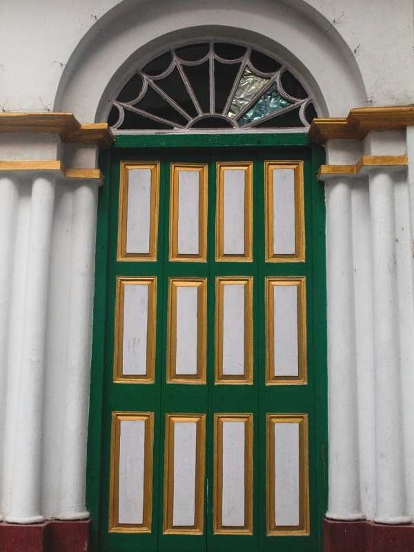 পুজোর আগে কুলদেবতাকে দেবী দুর্গার সম্মুখে প্রতিষ্ঠা করা হয় এবং পূজা করা হয়।