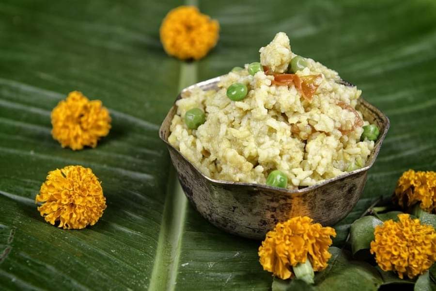 লাহা বাড়ির দুর্গাপুজোয় অন্নভোগের রেওয়াজ নেই। ভোগে প্রায় ২৫ থেকে ৩০ রকমের মিষ্টির থালা মা দুর্গাকে উৎসর্গ করা হয়। মহালয়ার দিন থেকে এই মিষ্টি তৈরির কাজ শুরু হয়। 