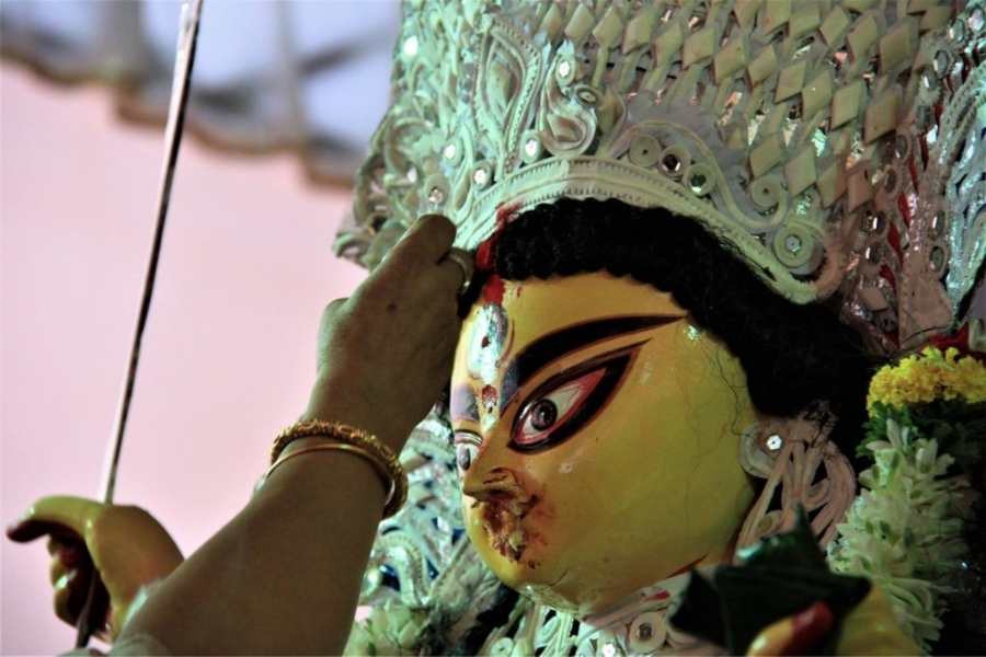 বিসর্জনের সময়ে লাহা বাড়ির প্রতিমাকে দোলার আকারে নিয়ে যাওয়া হয়। বিসর্জনের পর প্রতিমার কাঠামোটি পুনরায় নিয়ে আসেন তাঁরা। এই কাঠামোই বছরের পর বছর ধরে লাহা বাড়ির দুর্গা প্রতিমা নির্মাণে ব্যবহৃত হয়ে আসছে।