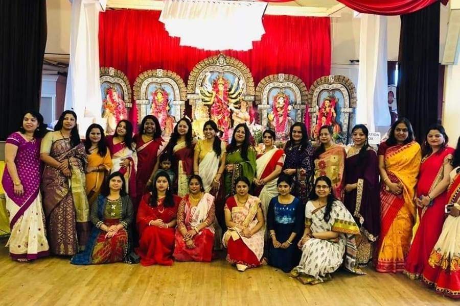 শরতের আকাশ, কাশফুলের নির্মল দৃশ্য জানান দিচ্ছে বছরের সব চেয়ে প্রতীক্ষিত সময়, শারদোৎসব এসে গিয়েছে। তবে শুধু মাত্র এই দেশেই নয়, প্রবাসী বাঙালিরাও মেতে ওঠে এই ঐতিহ্যময় উৎসবে। যেমন উত্তর আয়ারল্যান্ডের রাজধানী বেলফাস্ট। এখানে একটা নয়, একাধিক দুর্গাপুজো হয়।   