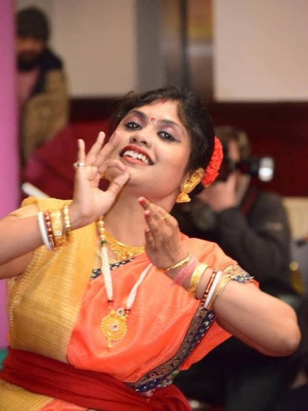 সম্মিলিত সাংস্কৃতিক অনুষ্ঠান, নানা রকম বাঙালি খাওয়া-দাওয়া তো রয়েছেই। এর সঙ্গে থাকছে সিঁদুর খেলা, ধুনুচি নাচ। বাদ যায়নি বাঙালির প্রিয় রসগোল্লাও। প্রায় সব নিয়ম মেনেই পরম শ্রদ্ধায় মাতৃ আরাধনা করা হয়। তৈরি হয় এক ঐতিহ্যময় বাঙালি সংস্কৃতির আমেজ।       