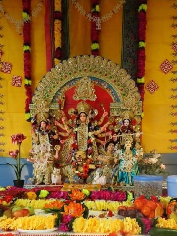 আরও এক অন্যতম সংস্থা মুদ্রা আকাদেমি অব পারফর্মিং আর্টস এই বছর ১৩তম দুর্গাপুজো এবং দশেরা উৎসব উদযাপন করছে। এই নিবন্ধিত দাতব্য প্রতিষ্ঠানের লক্ষ্য স্থানীয় সম্প্রদায় এবং দক্ষিণ এশীয় সম্প্রদায়ের মধ্যে সাংস্কৃতিক ঐক্য গড়ে তোলা। শিশুদের নাচের প্রশিক্ষণ দেওয়ার পাশাপাশি উত্তর আইরিশ সম্প্রদায়কে ভারতীয় সংস্কৃতিতে শিক্ষিত করার জন্য বিভিন্ন কর্মশালার আয়োজন করে।