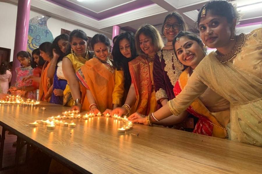 কুমারী পুজোর পাশাপাশি এই পুজোর আরও একটি গুরুত্বপূর্ণ অংশ হল বিদ্যারম্ভাম আচার। যে সব শিশুরা ভারতনাট্যম শিখতে চায় তারা শিক্ষকের সঙ্গে এই আচারের মাধমে তাদের নৃত্য শেখার যাত্রা শুরু করে। এ ছাড়াও পুজোর সময় আয়োজিত হয় গরবা এবং ডান্ডিয়া। জোশ গ্রুপের ছোট ছেলেমেয়েদের রামলীলা সাংস্কৃতিক অনুষ্ঠানের বিশেষ আকর্ষণ।