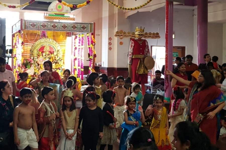 সিঁদুর খেলার পর আসে রাবণ দহন। প্রতি বছর একটি রাবণের মূর্তি তৈরি করা হয়। এবং উপস্থিত সকলের উল্লাসের সঙ্গে সেটি পোড়ানো হয়। এই বছর বেলফাস্ট সিটি কাউন্সিল এবং ইন্ডিয়ান কমিউনিটি সেন্টারের সহযোগিতায় পুজোর বিভিন্ন কার্যক্রম আড়ম্বরের সঙ্গে উদযাপন করা হচ্ছে।   