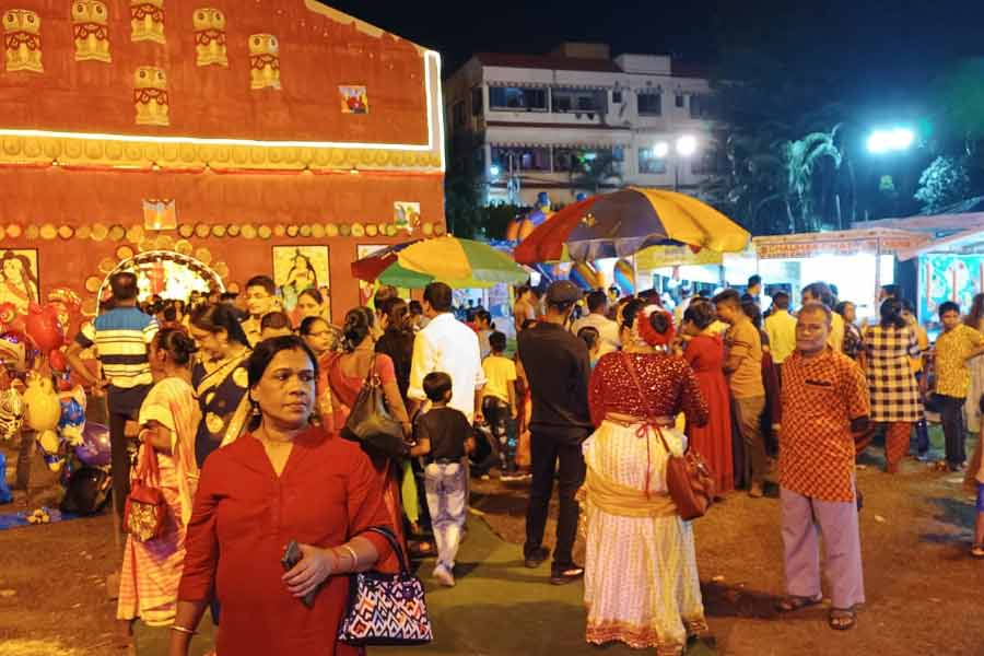 বৃষ্টির কারণে ভাঙা-ভিড়। টালিগঞ্জের একটি মণ্ডপে।