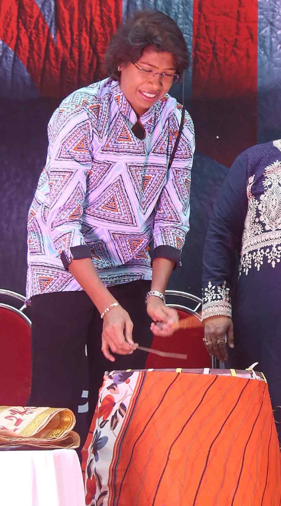 উদ্বোধনে গিয়ে ঢাকও বাজালেন ঝুলন।