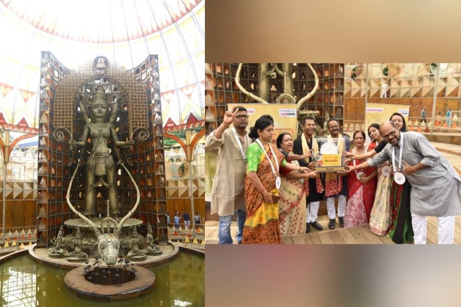 টালা প্রত্যয় — আনন্দবাজার অনলাইনের চোখে এই বছরের সেরা পুজোর শিরোপা জিতল ‘টালা প্রত্যয়’। 