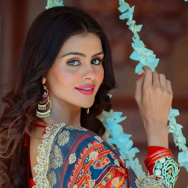 ২৬ বছরের এই নায়িকা আদতে রাজস্থানের জয়পুরের বাসিন্দা। তবে ছোট পর্দায় কাজ শুরু করার আগে থেকেই মিউজিক ভিডিয়োয় মুখ দেখিয়েছেন তিনি। সেই সঙ্গে মডেলিংয়েও মন দিয়েছিলেন।