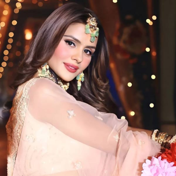 হবে না-ই বা কেন? শুধু কি ‘গঠবন্ধন’ বা ‘উড়ারিয়াঁ’! ‘ইয়ে হ্যায় চাহতে’ অথবা ‘পরিনীতি’-র মতো ধারাবাহিকেও তো নজরকাড়া কাজ করেছেন প্রিয়ঙ্কা। তিনি যে কেবলমাত্র গ্ল্যামারসর্বস্ব নন, অভিনয়ও করতে পারেন, তা বুঝিয়ে দিয়েছেন।