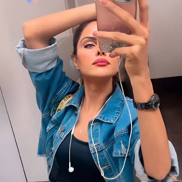 প্রিয়ঙ্কা যে বিনোদন জগতে দিকে পা বাড়াবেন, তা যেন তিনি আগে থেকেই জানতেন। ১৬ বছর বয়স থেকেই সমাজমাধ্যমে নিজের নাচ-গানের ভিডিয়ো শেয়ার করতেন। সেগুলিও কম হিট নয়!