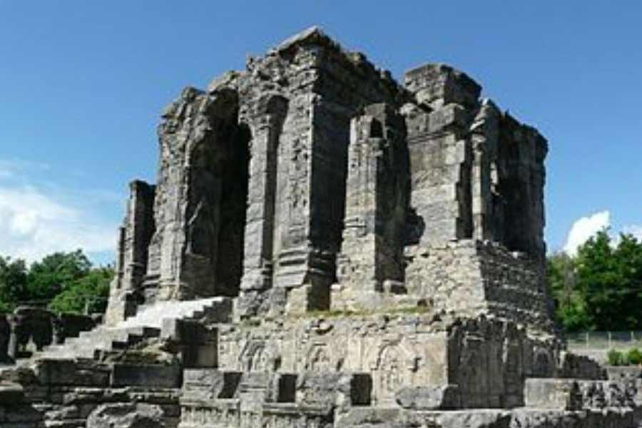 অন্য দিকে ঝিলম নদীর তীরে কাশ্মীর তখন ছোট একটি রাজ্য। সেখানকার বালকরাজা সংগ্রামদেবকে হত্যা করে সিংহাসন দখল করেছেন মন্ত্রী প্রভাগুপ্ত। প্রভাগুপ্তের ছেলে ক্ষেমাগুপ্ত ছিলেন দারুণ অত্যাচারী। তাঁর ব্যক্তিগত জীবনও ছিল ব্যাভিচারে পূর্ণ। এই ক্ষেমাগুপ্তই দিদ্দাকে বিয়ে করে রাজধানী শ্রীনগরে নিয়ে আসেন। দিদ্দার বয়স তখন ২৬। ক্ষেমাগুপ্তের অন্য পত্নীরা দিদ্দাকে প্রথম থেকেই বিষ নজরে দেখলেন। আর রাজসভায় ঘনিয়ে উঠতে শুরু করল ক্ষেমাগুপ্ত-বিরোধী ষড়যন্ত্র।