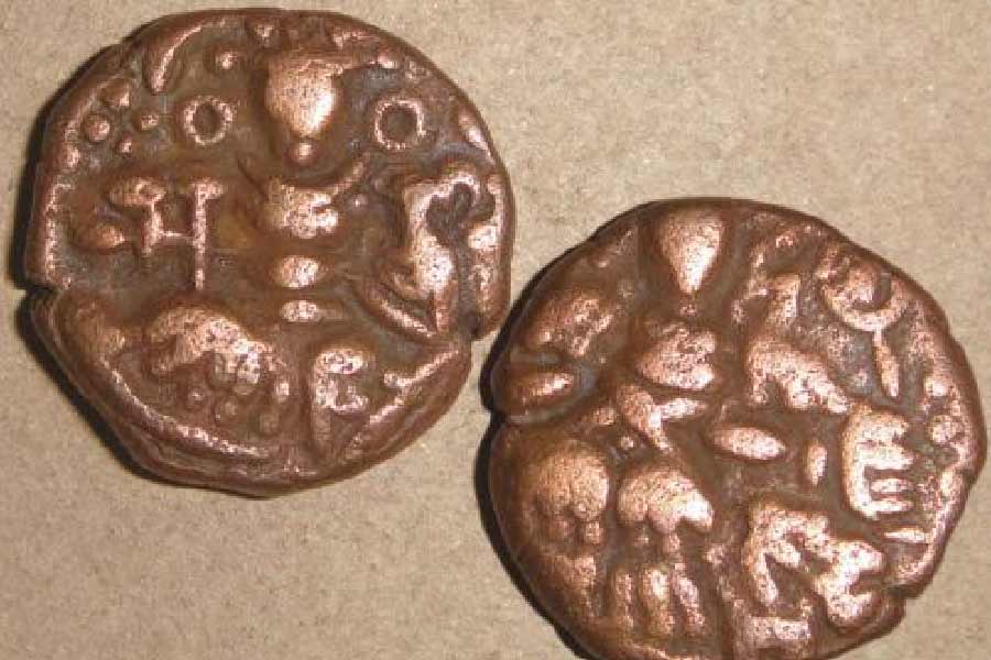 অসামান্য বুদ্ধিমতী দিদ্দা বুঝতে পেরেছিলেন, বংশগৌরবহীন ক্ষেমাগুপ্ত শারীরিক ত্রুটি সত্ত্বেও তাঁকে বিয়ে করেছেন ‘জাতে ওঠা’র জন্য। প্রথমেই রাজাকে তিনি বশীভূত করে ফেললেন। ক্ষেমাগুপ্ত দিদ্দার দ্বারা এতখানি প্রভাবিত হয়ে পড়লেন যে, ‘দিদ্দাক্ষেমা’ নামে এক বিশেষ মুদ্রারও প্রচলন করে দিলেন। সেই সময় রাজ্যের মহামন্ত্রী ছিলেন ফাল্গুন। তিনিও তাঁর মেয়ে চন্দ্রলেখার সঙ্গে ক্ষেমাগুপ্তের বিয়ে দিয়েছিলেন। কিন্তু দিদ্দার প্রভাবে চন্দ্রলেখা-সহ বাকি রানিরা অন্তরালে চলে যাওয়ায় ফাল্গুনও ‘দিদ্দা-ক্ষেমা’র বিরুদ্ধে ষড়যন্ত্র শুরু করলেন।