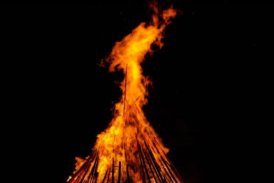 অভিমন্যুর উত্তরাধিকার প্রতিহত করার জন্য কাশ্মীরের রাজসভায় তখন ষড়যন্ত্রের জাল বিস্তৃত হয়েছে। দিদ্দা প্রথমেই তাঁর শিশুপুত্রকে লুকিয়ে ফেললেন। দিদ্দাকে ক্ষেমাগুপ্তের চিতায় তুলে সহমরণে বাধ্য করার চেষ্টা করলেন ষড়যন্ত্রীরা। দিদ্দা কঠোর ভাবে সেই সব চক্রান্ত দমন করে জানালেন, বালক রাজার অভিভাবিকা হিসেবে তাঁর বেঁচে থাকা জরুরি। অভিমন্যুর অভিষেক সম্পন্ন করে নিজেই এসে বসলেন দরবারে। ষড়যন্ত্রের মূল চক্রী মন্ত্রী ফাল্গুন ভয়ে দেশ ছেড়ে পালালেন।