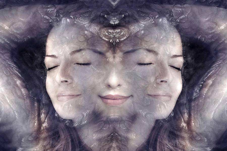 অভিমন্যুকে হত্যার জন্য অনেকে চেষ্টা চালাচ্ছিলেন তখনও। দিদ্দা একা হাতে সেই সব ষড়যন্ত্র দমন করলেন। ছেলেকে বাঁচানোর জন্য কখনও বা নিজে অস্ত্র ধরলেন। দরবারে নিজের পক্ষে অমাত্যদের টানতে তিনি প্রচুর ধনরত্ন উপহার দিলেন। একান্ত অবাধ্যদের গুপ্তঘাতক নিয়োগ করে হত্যা করতেও পিছপা হলেন না।