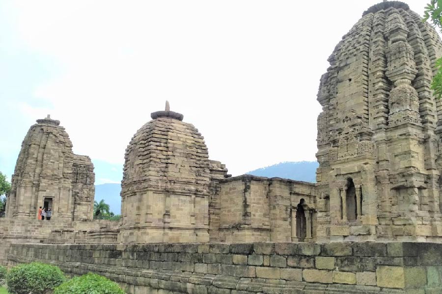 কাশ্মীরের সিংহাসনে বসার মতো কোনও পুরুষ আর রাজবংশে সেই সময় ছিল না। রানি দিদ্দা এ বার নিজের হাতেই তুলে নিলেন শাসনভার। দীর্ঘ ২২ বছর তিনি একক ভাবে শাসন করেছেন কাশ্মীরকে। কলহণ নিজেই লিখেছেন, দিদ্দা নাকি ৭০টির মতো মঠ ও মন্দির নির্মাণ করান। কিন্তু একই সঙ্গে তাঁকে ‘পিশাচসিদ্ধা’ বলে বর্ণনাও করেছেন কলহণ। ১০০৩ খ্রিস্টাব্দে দিদ্দার মৃত্যু হয়। কলহন ‘রাজতরঙ্গিনী’ লেখেন তার দেড়শো বছর পরে। তত দিনে কাশ্মীর উপত্যকার গণস্মৃতিতে দিদ্দাকে নিয়ে পল্লবিত হয়েছে অসংখ্য অলৌকিক কাহিনি। কলহণ সে সবের দ্বারাই প্রভাবিত হয়েছিলেন বলে মনে করেন আজকের ইতিহাসবিদরা।