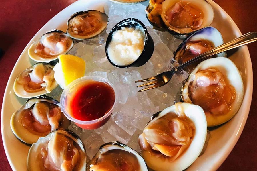 সমুদ্রসৈকতে ঘুরতে গিয়ে রেস্তোরাঁয় বসে খাবার খাচ্ছিলেন পেনসিলভেনিয়ার বাসিন্দা স্কট ওভারল্যান্ড। সেই খাবারের মধ্যেই তিনি খুঁজে পেলেন বহুমূল্য রত্ন!