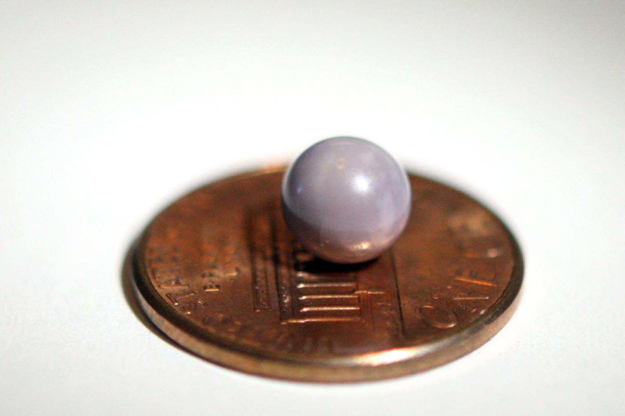 স্কট দেখেন, তাঁর মুখ থেকে যে শক্ত বস্তুটি বেরিয়েছে সেটি আকারে গোল এবং চকচকে। রং উজ্জ্বল বেগুনি।