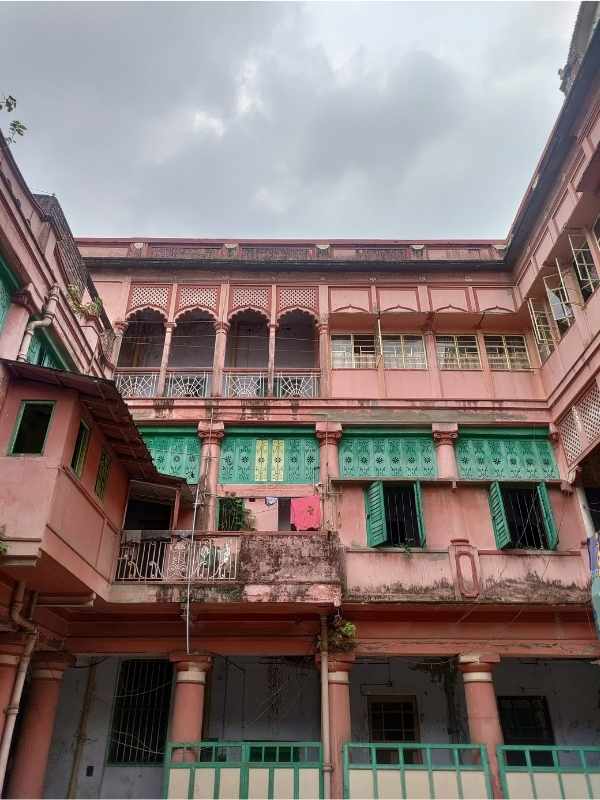 এ শহরে শ্রীমানিদের বোলবোলার সূত্রপাত মহেন্দ্র শ্রীমানির হাত ধরে, ১৮৯৮ সালে। সেই সময়ে তাঁরা থাকতেন তারক প্রামাণিক রোডের বসতবাড়িতে। পুজোর শুরু ওই বাড়িতেই।