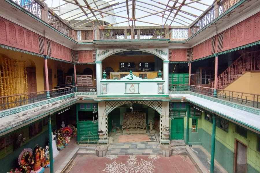 ১৯১১ সালে শ্রীমানিরা সুকিয়া স্ট্রিটের নতুন প্রাসাদোপম বর্তমান ঠিকানায় উঠে আসেন। বাড়ির দালানে স্থানান্তরিত হয় পুজোটিও। মানে সহজ কথায়, এই ঠিকানায় পুজোর বয়স ১১২ বছর। 