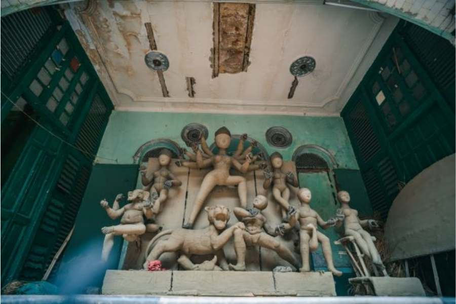 পরিবারের সবার সঙ্গে সমাজের সব স্তরের মানুষ যাতে পুজোর আনন্দে সামিল হতে পারেন, সেই লক্ষ্যেই গড়ে তোলেন বিশাল ঠাকুরদালান। পরবর্তীকালে এই অংশটি যায় এক বংশধর গোবিন্দদুলালের অধিকারে। তবে পুজোর বহমানতায় তাতে কোনও ছেদ পড়েনি।