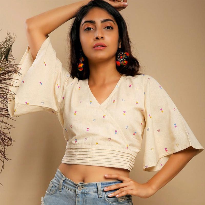 শাড়ি পরতে না চাইলে প্যান্টের সঙ্গে বেশ কারুকাজ করা ক্রপ টপ পরতে পারেন।