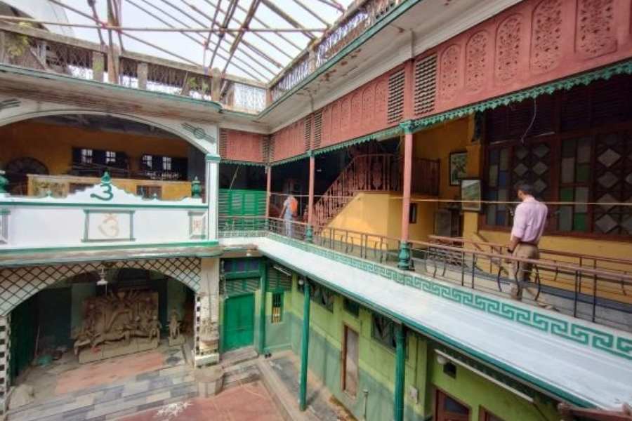 দশমীতে উড়ান দিত নীলকণ্ঠ পাখি। সন্ধিপুজোয় হত কামান দাগা। শুরুতে এবং শেষে। ভোগের ব্যবস্থায় মাসভর ঝাড়াইবাছাই চলত মণ মণ চালের। বাড়ির মহিলারাই ওই দালানে বসে সকাল থেকে সন্ধে সে কাজ সারতেন। পুজোয় বসত ভিয়েন। আমিষের পাট বন্ধ হত দেবীপক্ষের শুরুতেই।