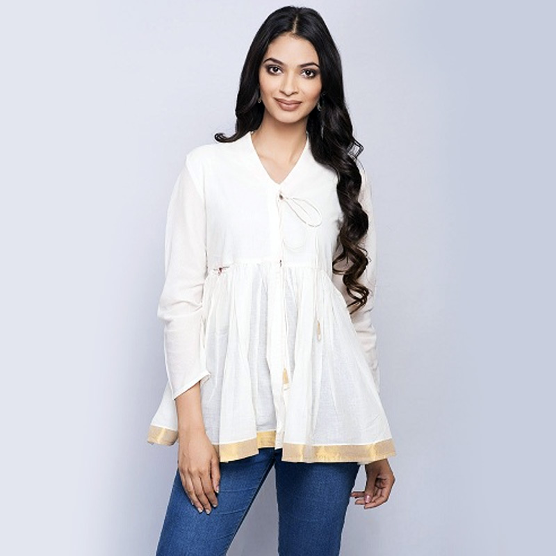 যে কোনও কুর্তির সঙ্গে পরতে পারেন ডেনিম জিন্‌স। 