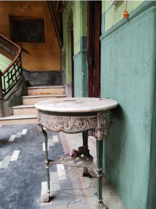 বৈষ্ণব মতে পুজো। তাই পশুবলি নেই। দেবীকে দেওয়া হয় ১২-১৩ রকমের ফল। এই আড়ম্বরের অনেকটাই আজ ফিকে। তবু ওই ফলের সারি থোকা থোকা আজও ঝোলে শ্রীমানিদের বারান্দায়।