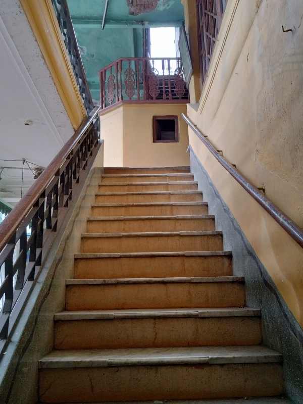 সন্ধিপুজোয় দেওয়া হয় ৪০ কেজি চালের নৈবেদ্য। যা অন্নদান হিসেবে চলে যায় রামকৃষ্ণ মিশন বা যোগোদ্যানে। জাঁক কমলেও রীতিরেওয়াজ এ বাড়িতে এখনও বেশ কড়া। বেলুড় মঠের নিয়মেই সারা হয় পুজো। প্রতিমা গড়া হয় দালানেই।