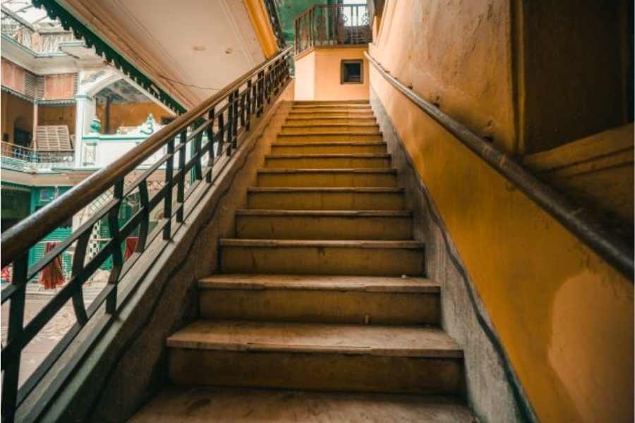 রথের দিন কাঠামো পুজোয় শুরু। মহালয়ায় চক্ষুদান। বোধনের আলাদা ঘরে প্রতিপদ থেকে চলে চণ্ডীপাঠ ও আবাহন। অষ্টমীতে হয় কুমারী আরাধনা। আট বছরের কম বয়সী ব্রাহ্মণকন্যাই এ পুজোর প্রাপক।