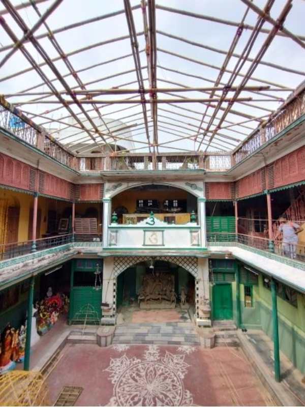 উল্লেখযোগ্য বিষয় হল, চক্ষুদানের পরে বিসর্জনের আগে বেদি থেকে প্রতিমা নামানো পর্যন্ত পরিবারের কেউ মূর্তি স্পর্শ করেন না। কিছু দিন আগে পর্যন্ত সোনার বিল্বপত্রে বুক চিরে রক্ত দিয়ে কোনও দীক্ষিত পরিবার-সদস্য সংকল্প করতেন।