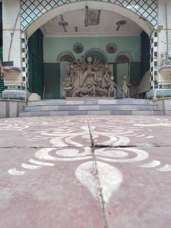 পুজোর দিনে এক সময়ে রোজ ৫০০ লোকের পাত পড়ত এ বাড়িতে। ভোগের ব্যবস্থায় এখন চার দিনই লুচি ও পাঁচ ভাজা। পুজোর ক'দিন দালানের হোমকুণ্ডে জ্বলে পবিত্র আগুন।