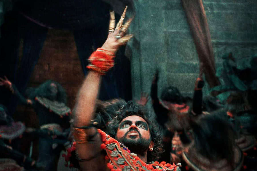 সেনাপতি ভান্থিয়াথেবনের চরিত্রে কার্থি।