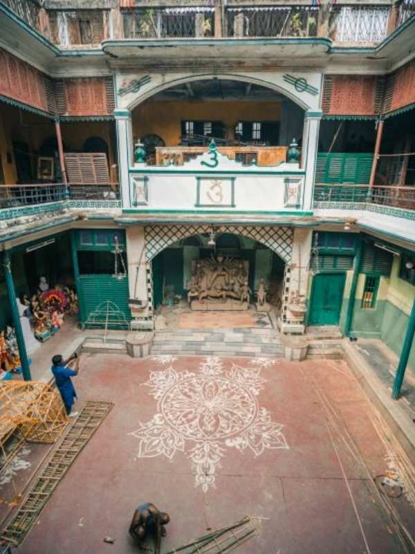 আগে ছিল না সিঁদুরখেলা। যদিও যুগের তালে বদলেছে সাবেক রীতি। আয়না দেখে বিসর্জনের পর বারবেলা কাটিয়ে প্রতিমা নামানো হয় আলপনা-শোভিত উঠোনে। বরণের সঙ্গেই মিশে যায় সিঁদুরখেলার অনুষঙ্গ।