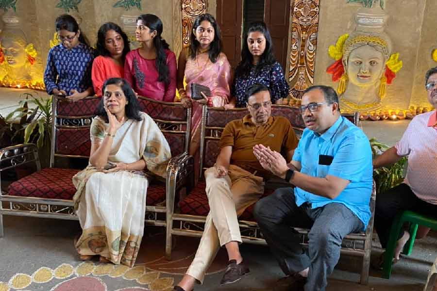 আড্ডা-মঞ্চে নন্দিনী, প্রসূণ এবং কুণাল।