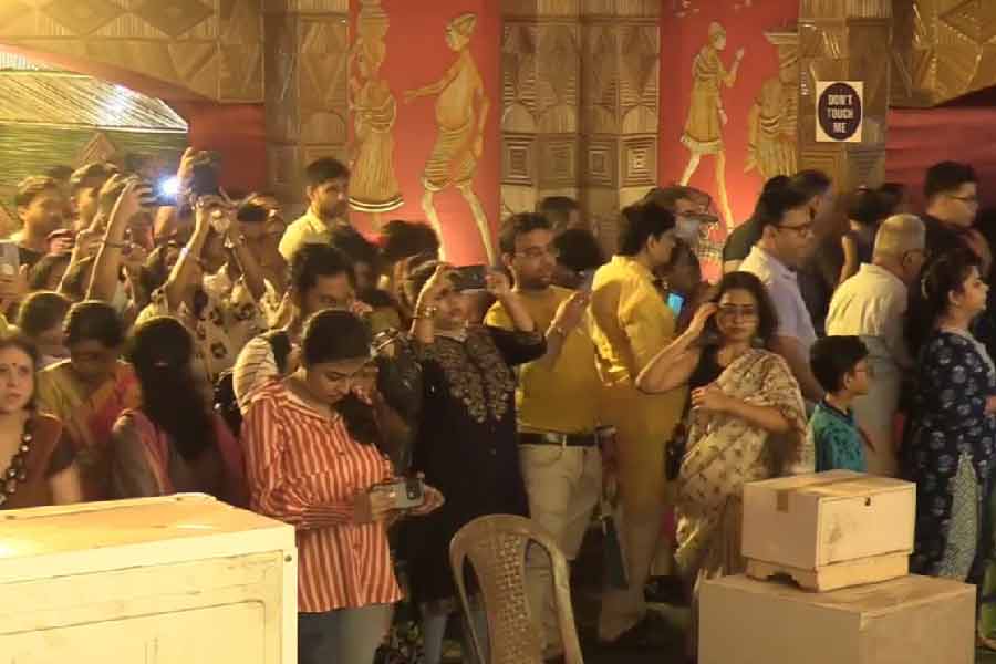 সল্টলেকের এফডি ব্লকের পুজো মণ্ডপে ভিড়।