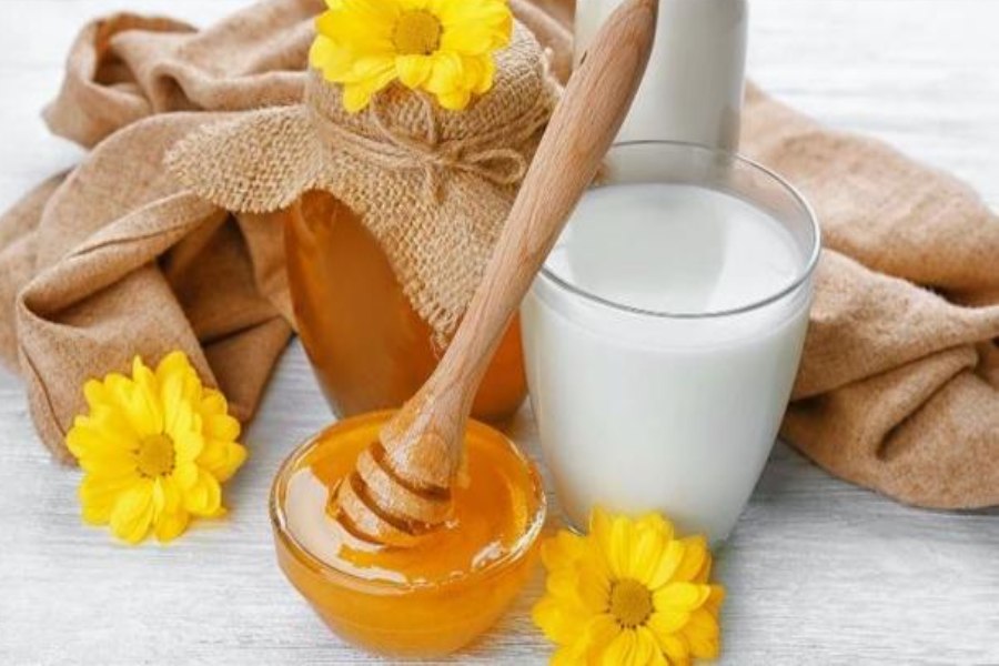 কাঁচা দুধ ও মধু ত্বকের জেল্লা বাড়াতে দারুণ কাজ করে।