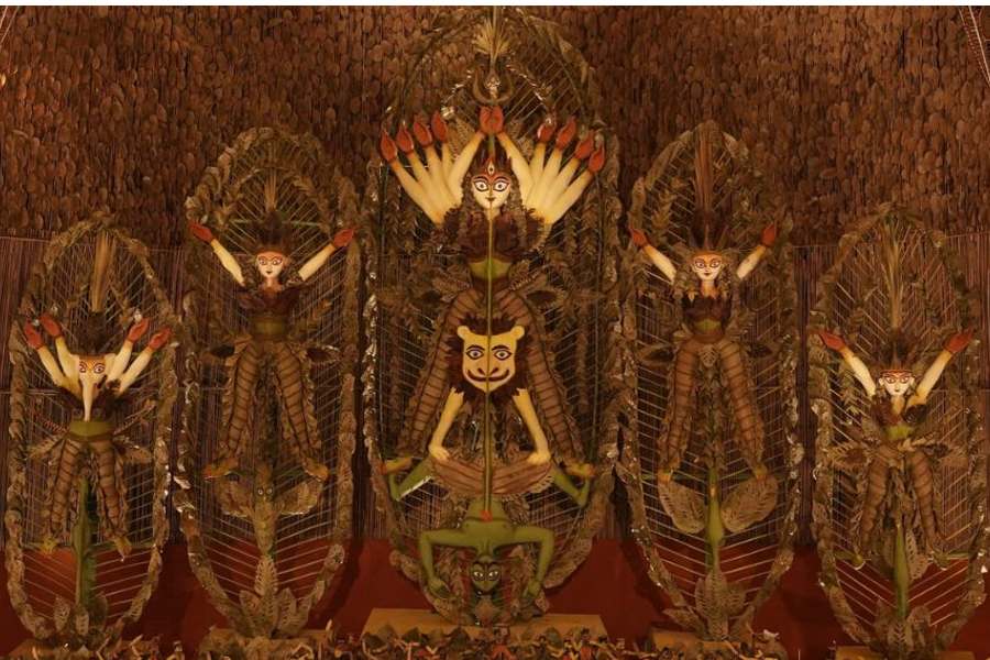 প্রতিমা রং করতে ব্যবহৃত হয়েছে পাহাড়ি মাটি।