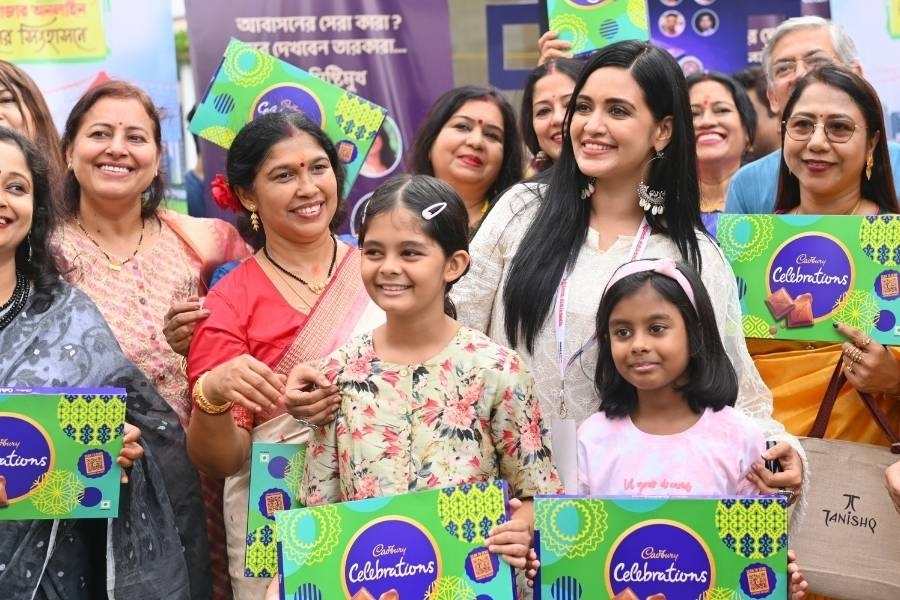 পুজো কমিটির কার্যকর্তা থেকে আবাসনের কচিকাঁচা, প্রত্যেকের হাতে তুলে দেওয়া হল ক্যাডবেরি সেলিব্রেশেনের প্যাকেট।