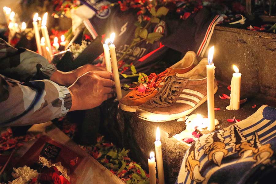 স্মরণ: ইন্দোনেশিয়ার মালাংয়ে কাঞ্জুরুহান স্টেডিয়ামের বাইরে শোকজ্ঞাপন। রবিবার। রয়টার্স