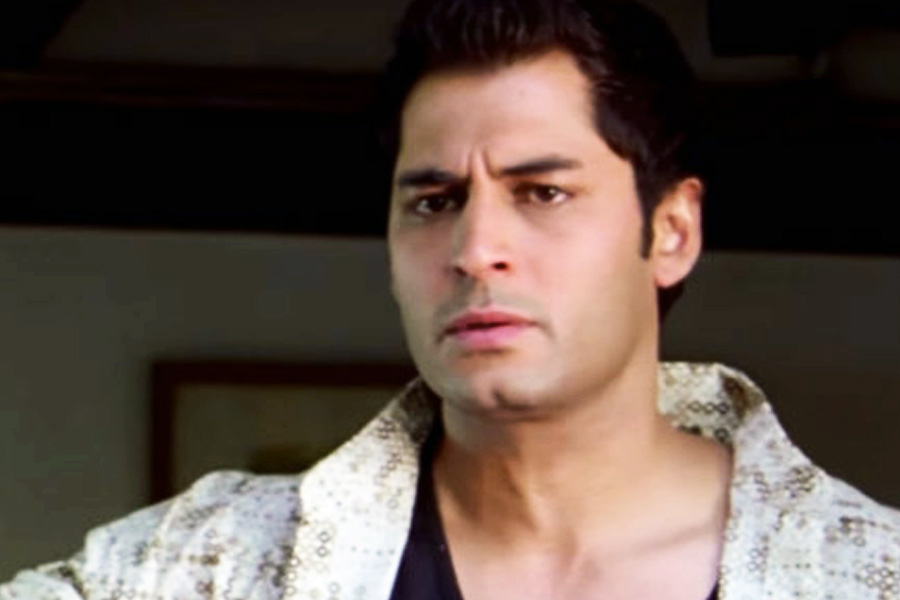 অংশুমানের আসল নাম তরুণ অরোরা। ১৯৭৯ সালের ১৪ জুন অসমে জন্ম এই অভিনেতার।