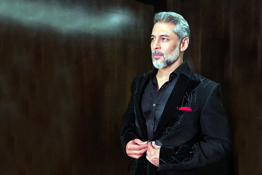 পরে তরুণকে নামীদামি ব্র্যান্ডের বিজ্ঞাপন করতে দেখা যায়। বেশ কয়েক জন ফ্যাশন ডিজাইনারের জন্য র‌্যাম্পেও হাঁটেন তরুণ।