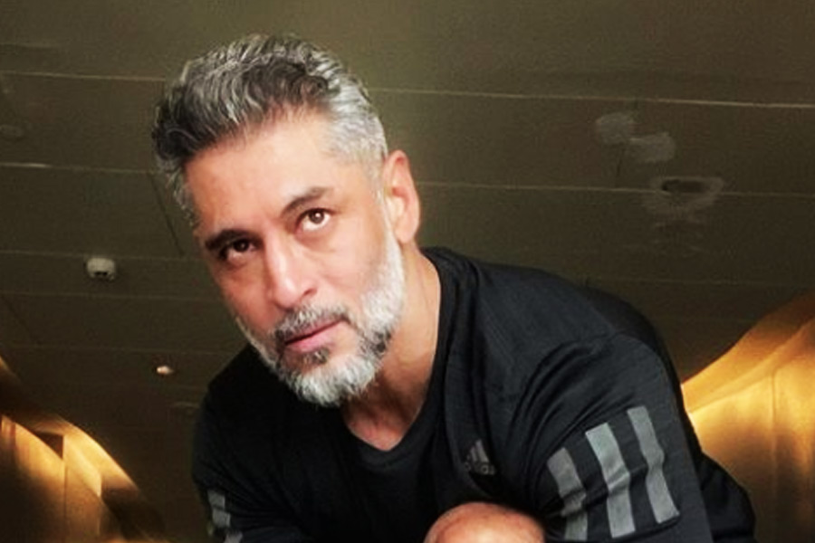 এর পর হান্স রাজ হান্সের মিউজিক ভিডিয়ো ‘দিল চোরি’তে মুখ দেখিয়ে রাতারাতি মেয়েদের মনে জায়গা করে নেন তিনি।