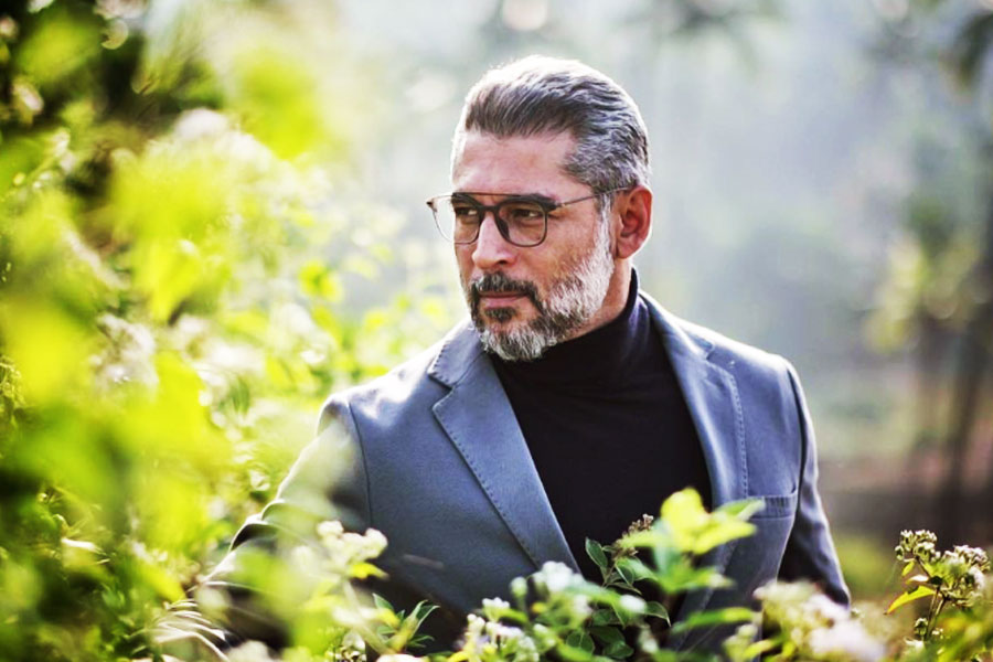 ১৯৯৯ সালে সিনেমা জগতে পা দেন তরুণ। ‘পেয়ার মে কভি কভি’ সিনেমার মাধ্যমে তিনি বলিউডে আত্মপ্রকাশ করেন। তবে ওই সিনেমায় তিনি মুখ্য চরিত্রে অভিনয়ের সুযোগ পাননি।