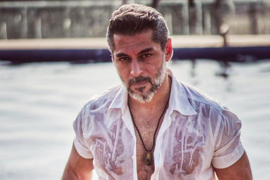 নিজের থেকে বয়সে সাত বছরের বড় অভিনেত্রী অঞ্জলা জাভেরিকে বিয়ে করেছেন তরুণ। বলিউডে কয়েকটি ছবিতে কাজ করা অঞ্জলা এক জন ব্রিটিশ অভিনেত্রী। মূলত তেলুগু এবং হিন্দি ছবিতে তিনি অভিনয় করেছেন। এ ছাড়াও কয়েকটি তামিল, মালয়ালম এবং কন্নড় ছবিতেও দেখা গিয়েছে অঞ্জলাকে।