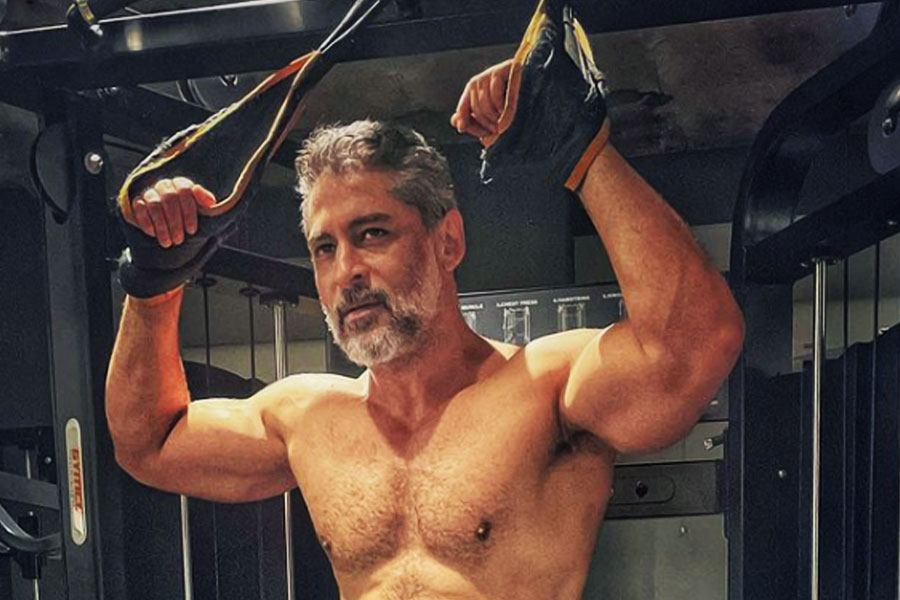 ‘জব উই মেট’ সিনেমার অংশুমানকে মনে আছে? পর্দায় যাঁর জন্য করিনা কপূর প্রাণপাত করেছিলেন পরে সেই অংশুমানই তাঁকে ছেড়ে দিয়ে চলে যান। ‘জব উই মেট’-এর পর রাতারাতি জনপ্রিয় হয়ে ওঠেন অংশুমান। সম্প্রতি তিনি নিজের একটি ছবি সমাজমাধ্যমে পোস্ট করেছেন, যা নিয়ে হইচই পড়ে গিয়েছে। কাঁচা-পাকা চুল-দাড়িতে তাঁকে চেনাই যাচ্ছে না। তার সঙ্গে আবার সিক্স প্যাকের মহিমায় তিনি রীতিমতো আগুন ঝড়িয়েছেন।