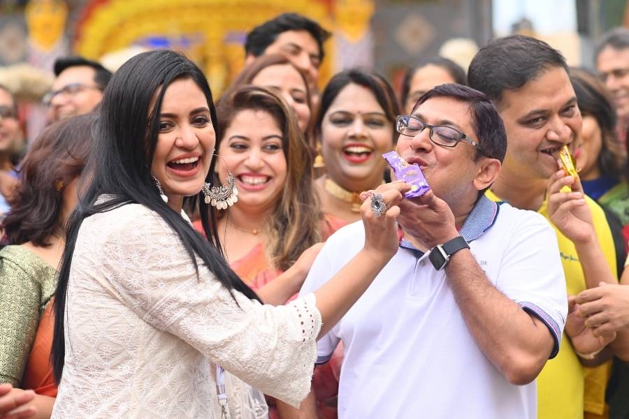 সঙ্গে পুজো কমিটিগুলোর চলল মিষ্টিমুখ। নিজের হাতে ক্যাডবেরি সেলিব্রেশন দিয়ে মিষ্টিমুখ করালেন তারকারা।
