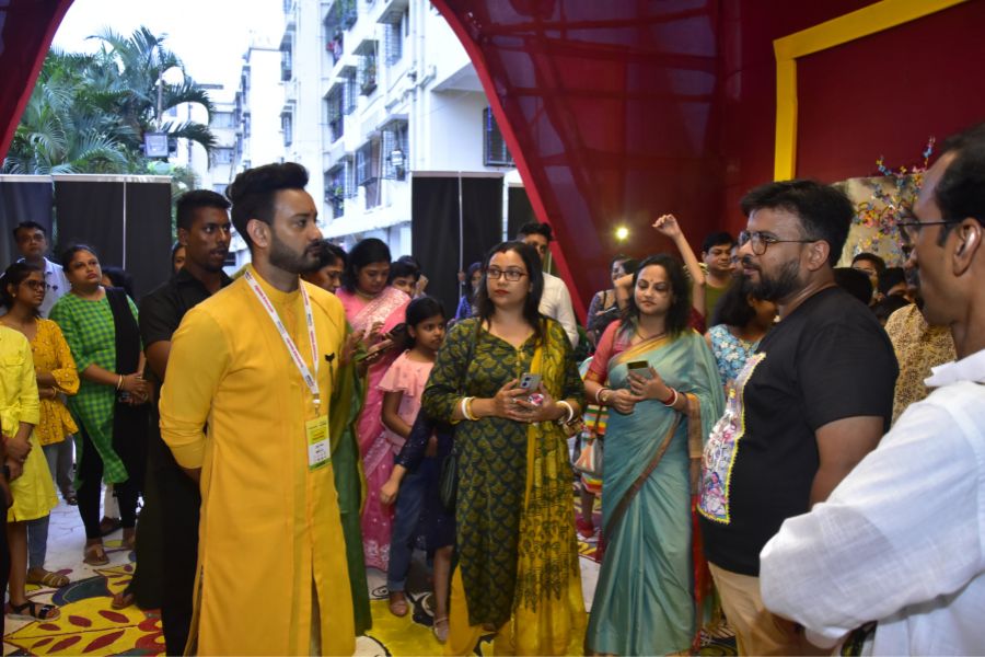 বিচারপর্ব শেষ। এ বার শুধু অপেক্ষার পালা। কোন ১০টি পুজো পাচ্ছে ‘আবাসনের সিংহাসনে’র খেতাব? জানতে চোখ রাখুন আমাদের পাতায়।